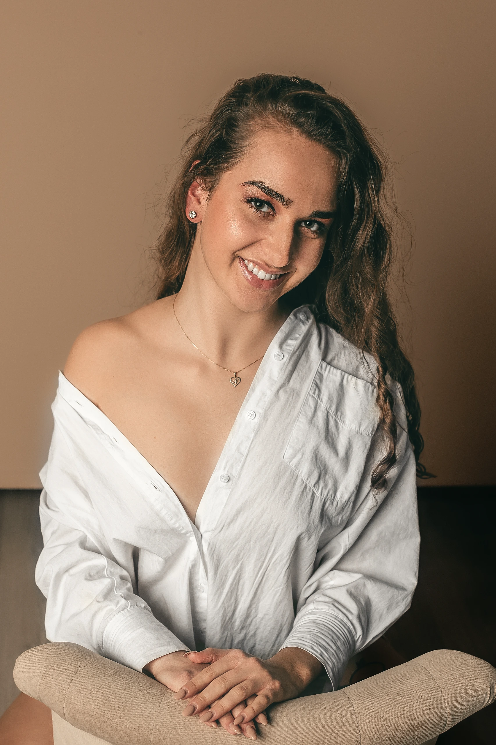 Žena při portrétním focení v ateliéru.