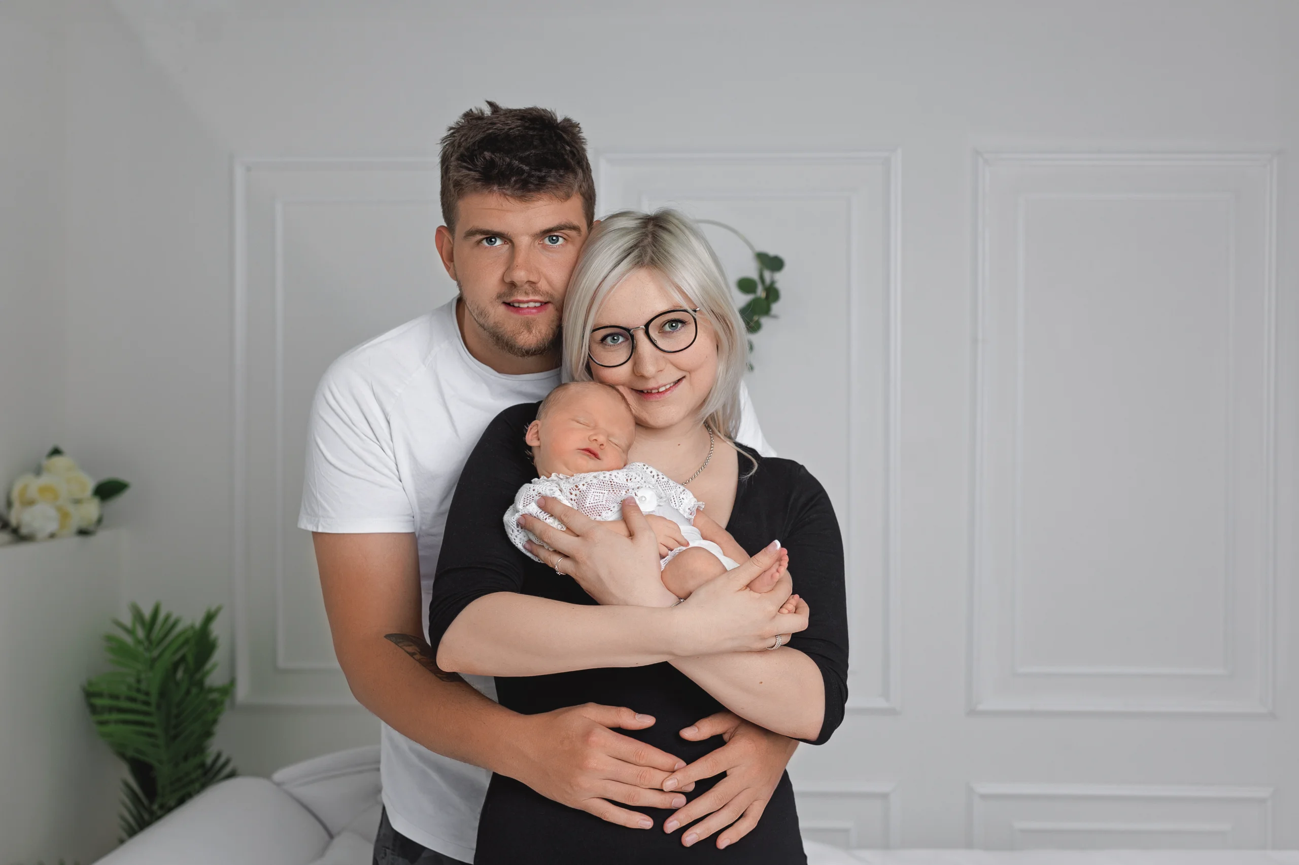Rodiče s novorozeným miminkem při rodinném focení v ateliéru.