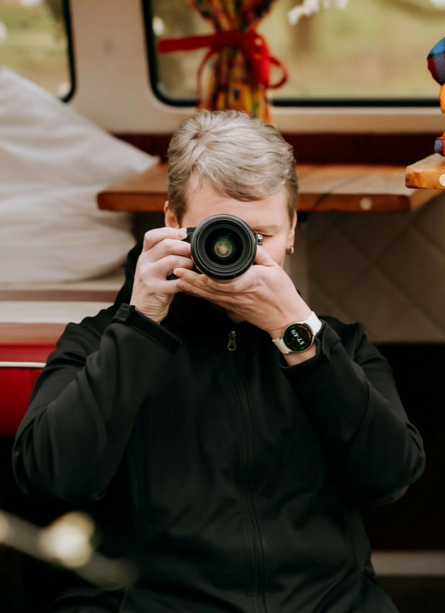 Fotografka Dana Korseltová s fotoaparátem při práci.